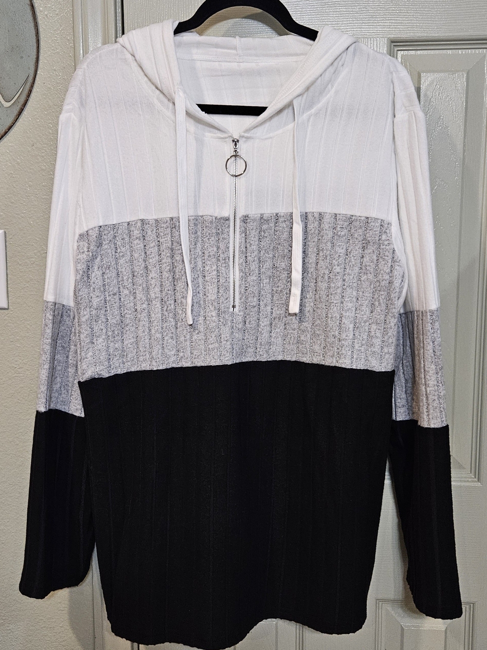 Source Unknown White, Gray & Black Colorblock Hooded Pullover